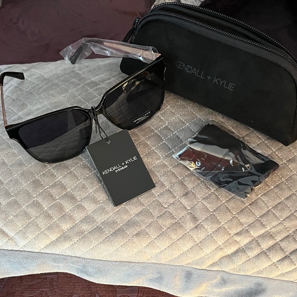 NWT Kendall & Kylie “Roxy” Black Sunglasses with Case and Cloth